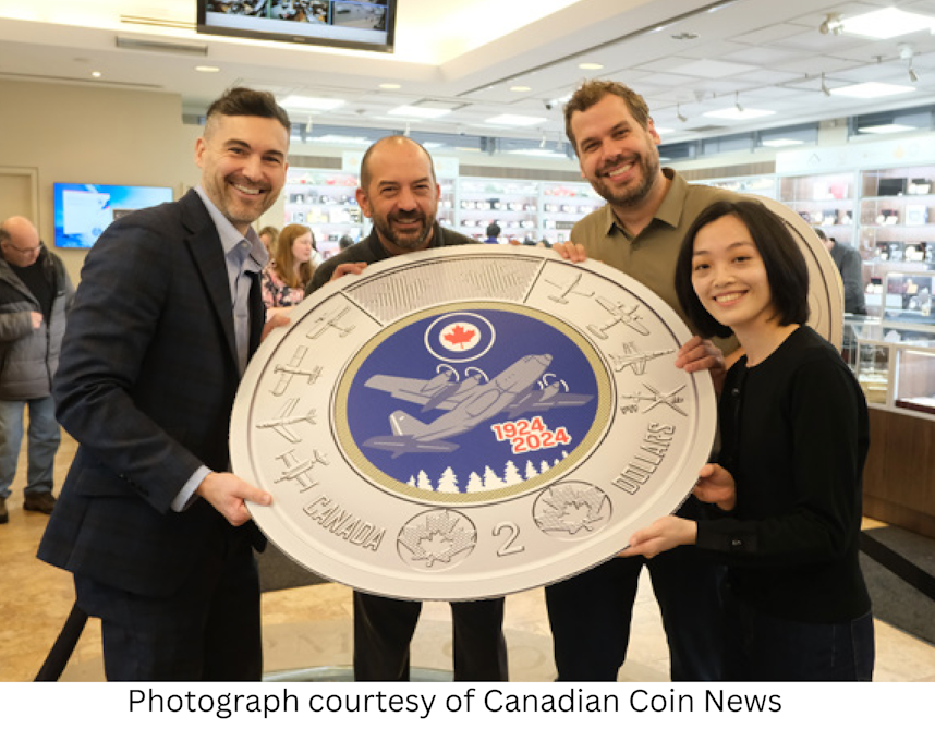 Toronto Coin Exchange big coin Pui Yan Fong montrant le dessin de la pièce.